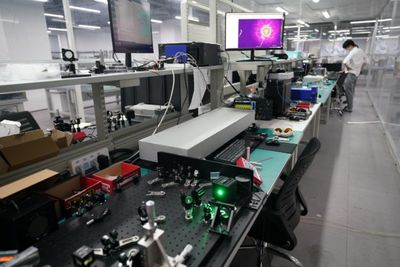 重慶智能科技新突破 兩江新區(qū)首款超快激光產(chǎn)品實(shí)現(xiàn)小批量試產(chǎn)